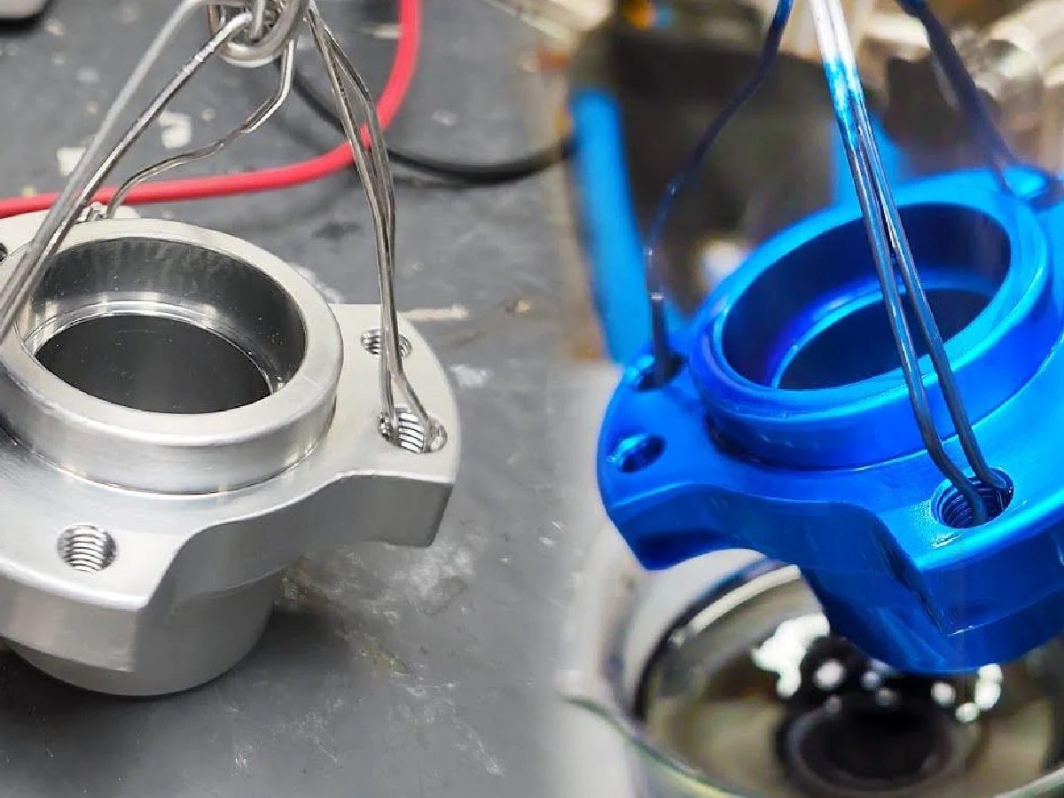 aluminum-parts-anodizing-dyeing-processing-scene - likundacnc.com 铝合金 CNC 加工件挂置阳极氧化槽进行蓝色染色表面处理,展示阳极氧化工艺