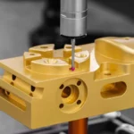 三坐标测量机探头检测金色阳极氧化铝合金 CNC 腔体尺寸公差，高精度质检场景