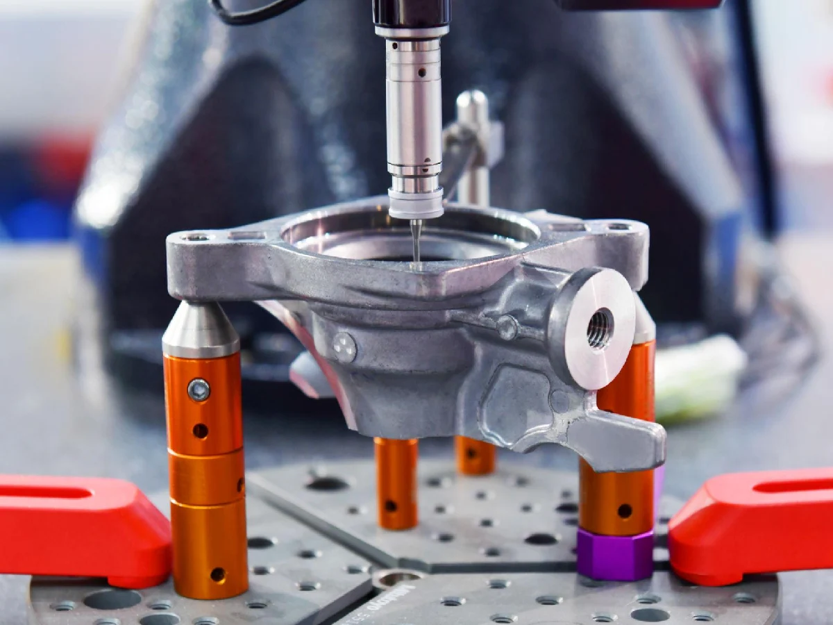 cmm-coordinate-measuring-inspection-aluminum-parts - likundacnc.com 三坐标测量仪探头检测铝合金 CNC 壳体零件尺寸精度,精密公差检测场景
