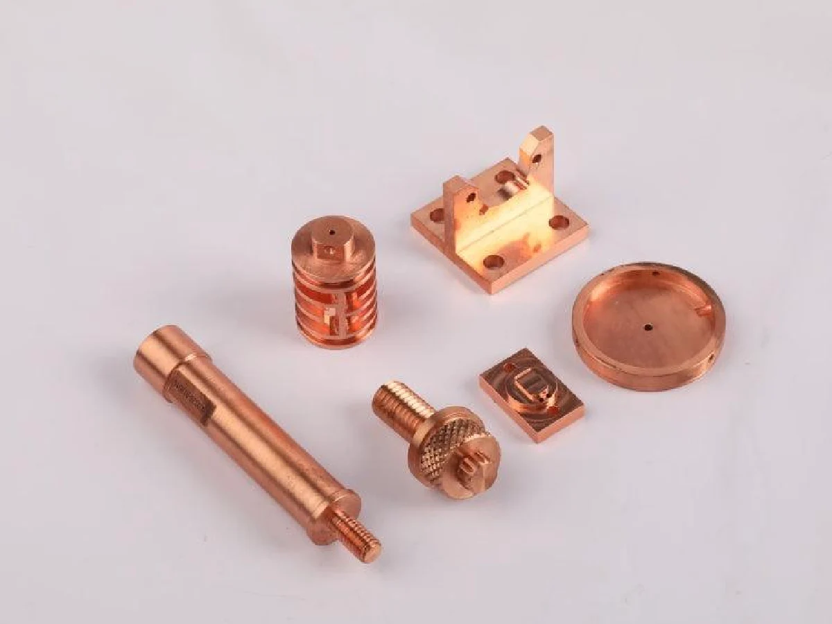 cnc-machined-copper-alloy-parts-collection - likundacnc.com 多款紫铜材质 CNC 定制加工零件,包含螺纹柱、散热件、安装底座