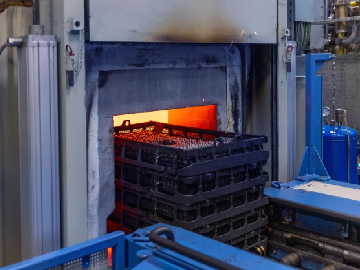 cnc-metal-parts-heat-treatment-furnace-equipment - likundacnc.com 热处理工业炉,堆叠金属加工件进行回火调质,提升材料硬度与韧性