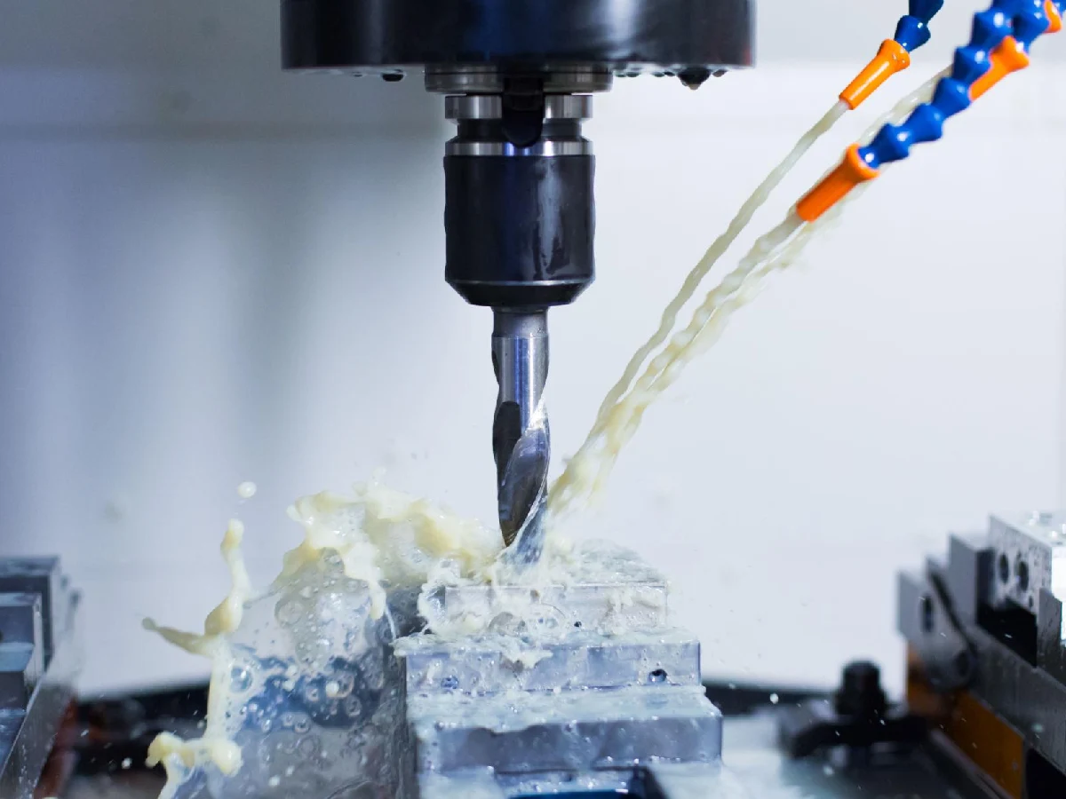 cnc-milling-drilling-aluminum-parts-coolant-spray - likundacnc.com 立式 CNC 加工中心钻头切削铝合金工件,喷淋冷却液进行钻孔加工