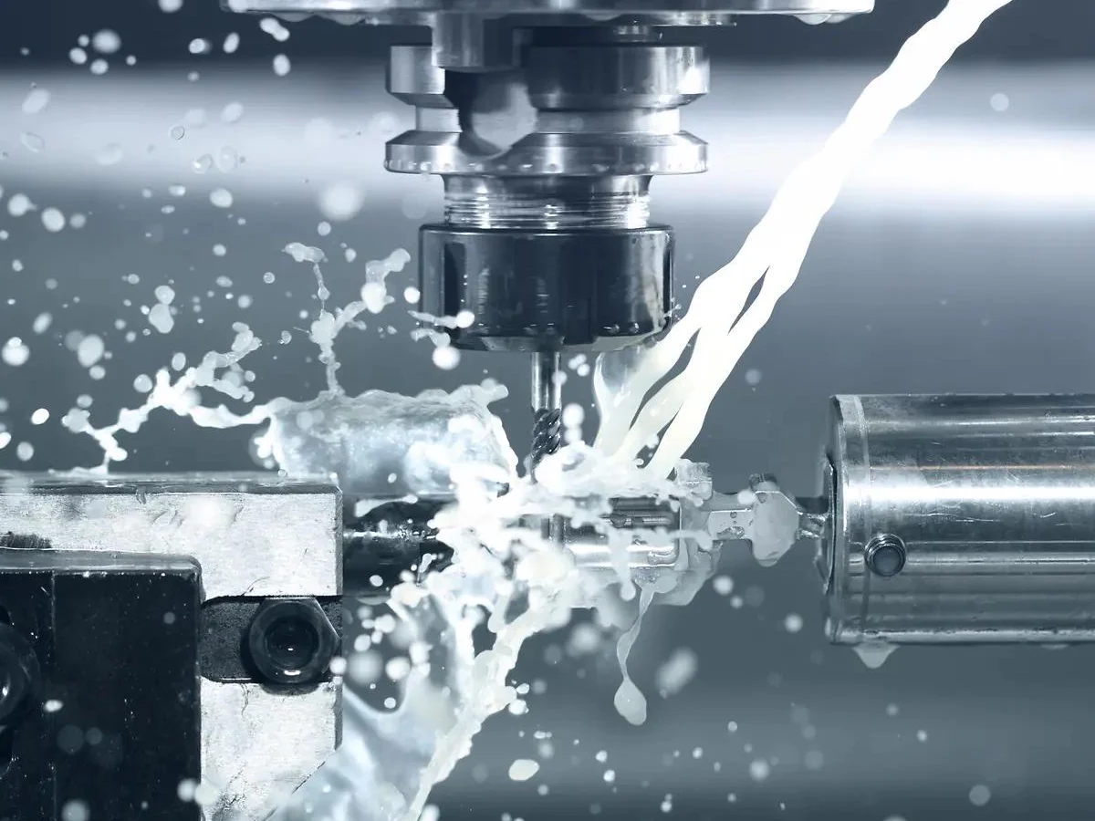 cnc-milling-drilling-metal-parts-coolant-spray - likundacnc.com 数控铣床钻头加工金属工件,喷淋切削液进行钻孔铣削复合加工