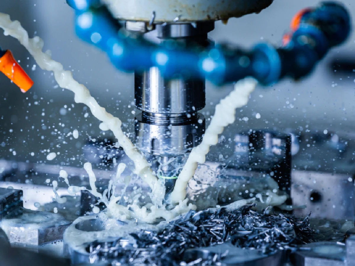 cnc-milling-machining-cutting-coolant-scene - likundacnc.com CNC 加工中心主轴切削金属零件,喷淋冷却液带走切屑,精密铣削加工实拍