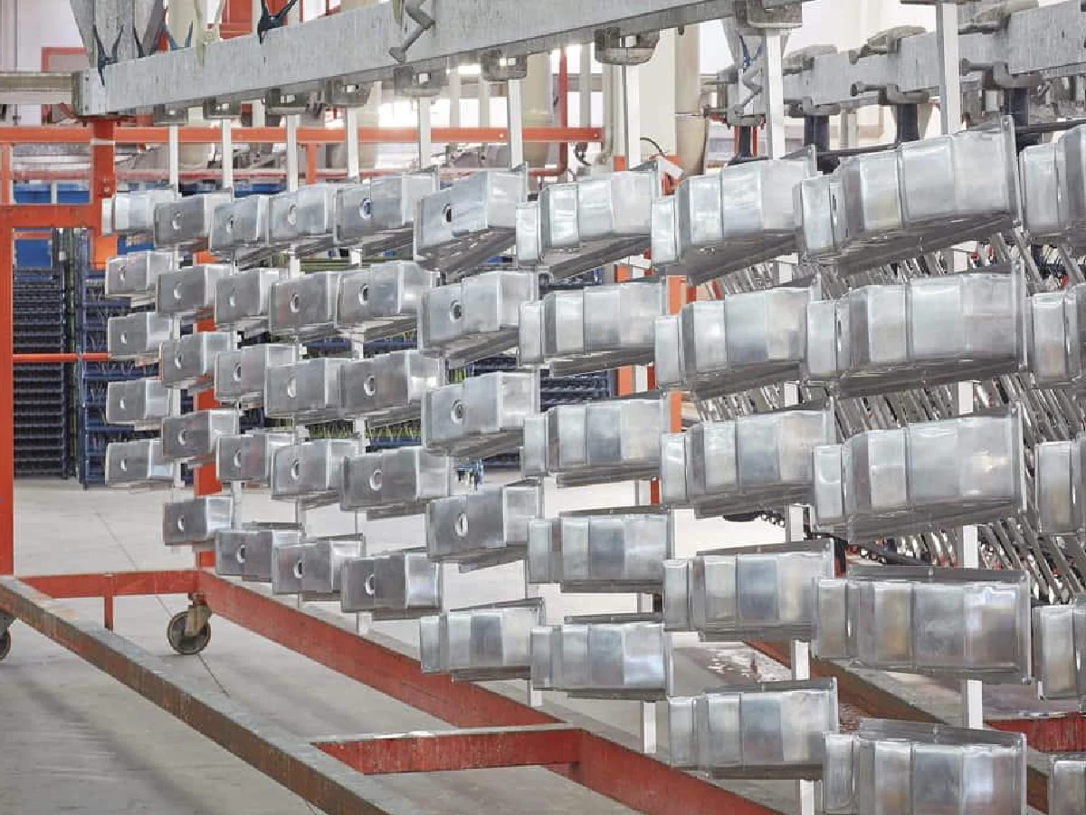 mass-aluminum-parts-anodizing-production-line-workshop - likundacnc.com 工厂阳极氧化流水线,大批量铝合金加工件悬挂转运进行表面处理