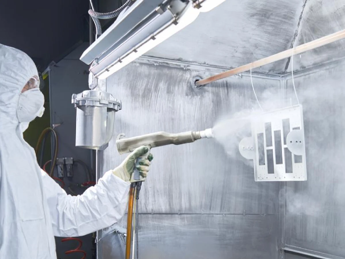 metal-parts-powder-coating-spraying-workshop - likundacnc.com 无尘喷涂车间技术员使用喷枪对 CNC 板材零件进行粉末喷涂防护处理